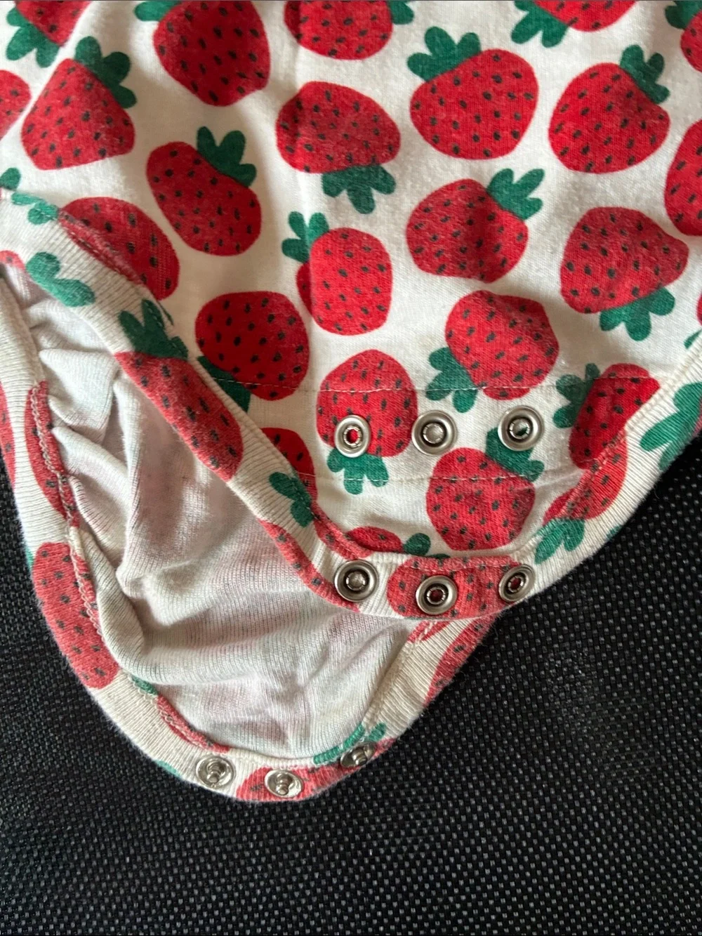 Hanna Andersson Strawberry Print Long-Sleeve One-Piece Bodysuit - Red & Green